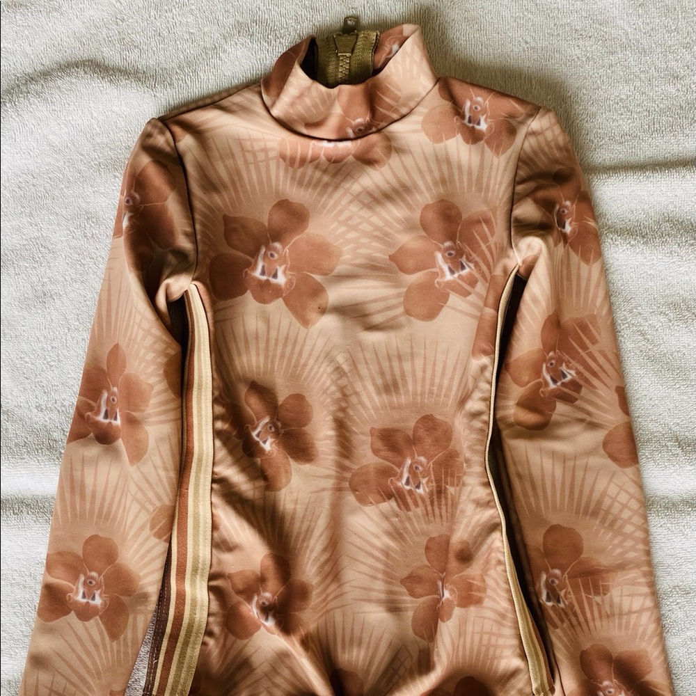 Acacia kids full suit. Beautiful. Size M